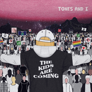 「Tones And I(トーンズ・アンド・アイ)大ブレイク中の新鋭シンガー」のアイキャッチ画像