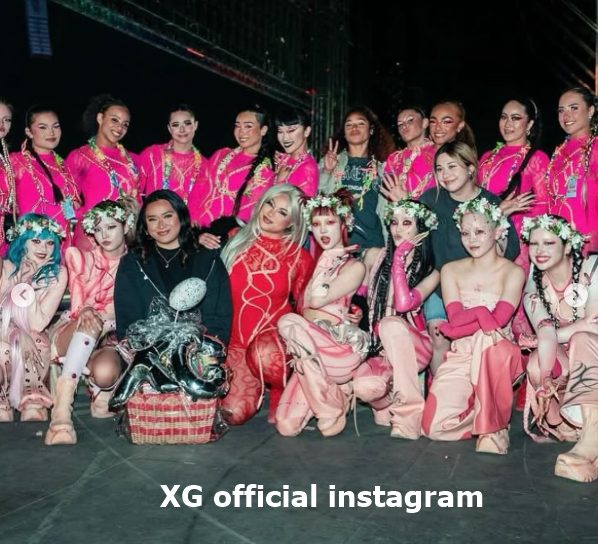 「XGのコーチェラを熱狂させた「振付師シエナ・ララウ」と10人の精鋭ダンサー」のアイキャッチ画像